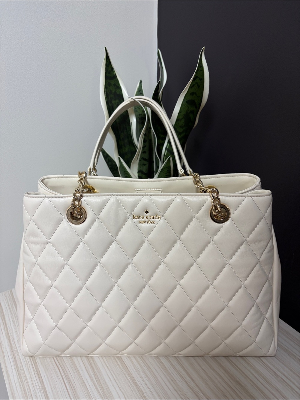 kate spade Cream Quilted Tote with Gold Chain Handles!! EUC!!!🤍